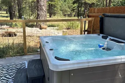 Image de Cheerful two bedroom cottage with hot tub.