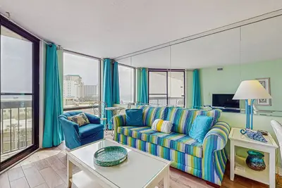 Image de Colorful 6th-floor condo with partial gulf view, balcony, pool, hot tub, W/D, Ac