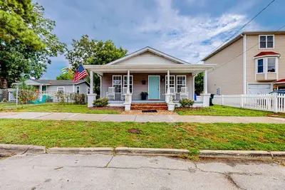 Image de Broad Street Bungalow | Dog-friendly house with porch in downtown Beaufort
