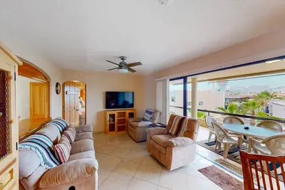 Image de Inviting apartment across from the beach with pool, grill, balcony & golf nearby
