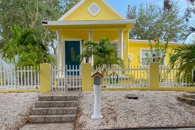 Image de Baycation on Arch | House in Tampa in a prime location with a sunroom