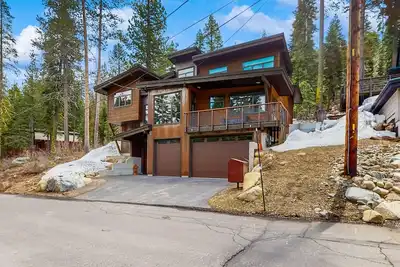 Image de Pristine home with lovely interior, private deck, fast WiFi - great location