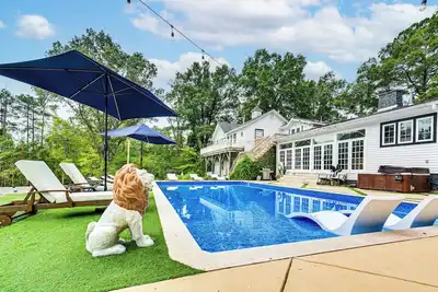 Image de Spacious Durham Home w/ Fire Pit & Hot Tub!