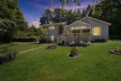 Image de Charming Pet Friendly Coastal Getaway by RedAwning