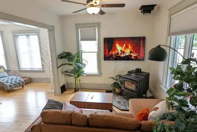 Image de Beautiful, Upscale Split Level\nHome. Feels like a single family