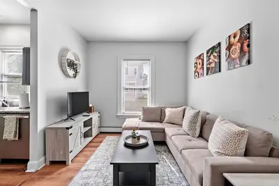 Image de New! ! ! Cozy home away from home, Walkable restaurants and cafes, spacious layout