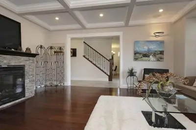 Image de Executive Home Centrally located walk to downtown