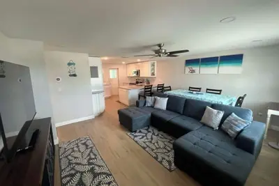 Image de Blue Water Retreat @ Vanderbilt- steps to beaches/shopping/dining/entertainment!