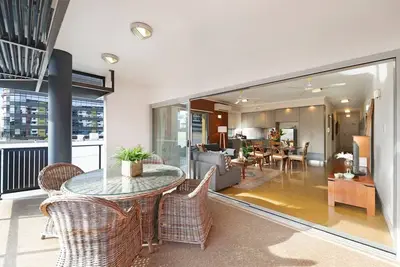 Image de Artistic City Escape with Balcony and Parking