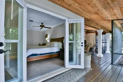Image de Retreat to a Quiet Zen Pool Home