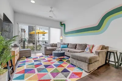 Image de Jungle House: 2 Bed Condo w/parking & Patio