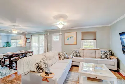 Image de 12 Min to King St! Cozy 2 Br/2 Ba Bungalow w. Soaking Tub & Outdoor Oasis
