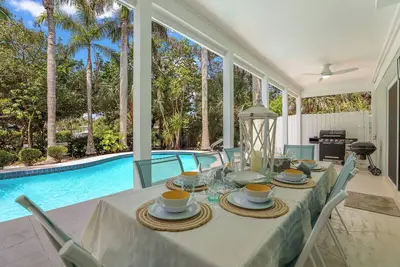 Image de 4/3 Canal front oasis with Private heated pool & dock