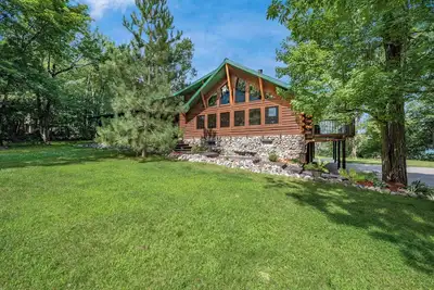 Image de Deluxe Log Home overlooking quiet lake on the Pokegama chain of lakes!