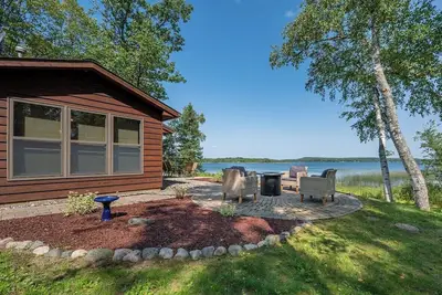 Image de Moose Point Lookout - Two Bedroom cabin- Sunroom, Dock and Private Beach + Kayaks & Paddle Board