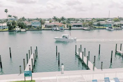 Image de Spectacular Waterfront condo on Island Estates- 5 min to Beach!