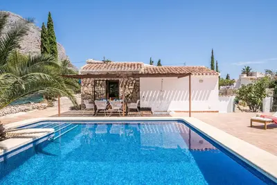 Image de Villa familiale de 3 chambres avec piscine