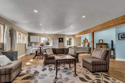 Image de Silver Beach Getaway- Cozy Studio, Private Dock on Lake Cda!