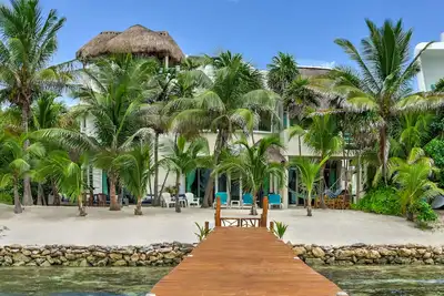 Image de \t\nGorgeous Oceanfront Villa with Private Pool & Dock