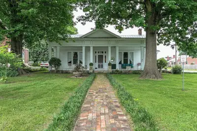 Image de 1883 Colonial Revival Historical Renovation