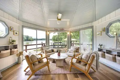 Image de Waterfront Heathsville Cottage w\/ Dock & Hot Tub!