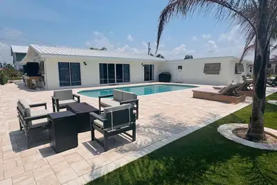 Image de Fully remodeled with no storm damage\/ heated pool
