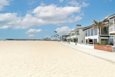 Image de Pet Friendly Oceanfront Home 2-blocks to Pier, Discounted Off-Season Rates
