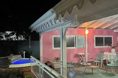 Image de Charmante Maison avec Piscine et Jacuzzi, Parfaite pour 7 Personnes