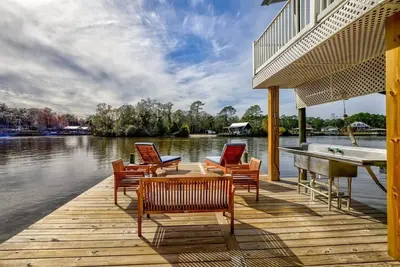 Image de Waterfront, Dock, Boat House, Lift, Sleeps 10, Lux