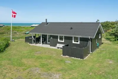 Image de \"Hubert\" - 150m from the sea by Interhome