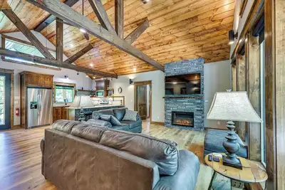 Image de Big Cedar Vacation Rental w/ Deck & Hot Tub!