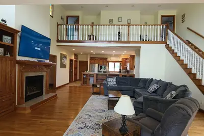 Image de Beautiful Lake Front house with lake access, fireplace, patio and grill. \n\n