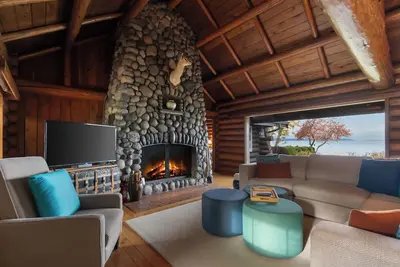 Image de Storybook Log House with Waterfront and Fireplace
