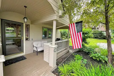 Image de Fv44 tastefully updated single level with Ac, WiFi, minutes from skiing, Dog Friendly!