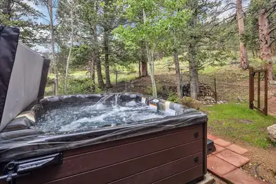 Image de Twin Sisters Suite - Minutes to Rmnp, Hot Tub!