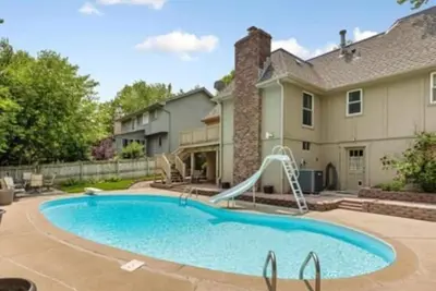 Spacious Home with Pool Hot Tub and Arcade Games. Great Quiet and Safe Location