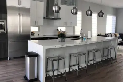 Image de Modern 2200 sqft Beach House in Newport. 4 bdrm 3. 5 bath plus roof deck + garage