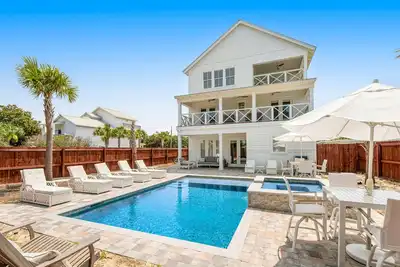 Image de Incredible three-story home with a pool, pool spa, wet bars, Ac, & washer/dryer