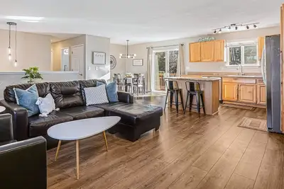 Image de Updated, Open 3 bedroom at the Foot of the Rock!