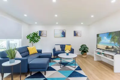 Image de Modern 4 Bed 2 Bath home with a pool, King bed sleeps 10 in Orlando close to Ucf