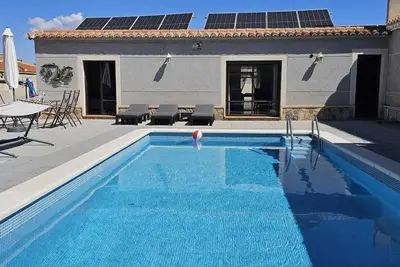 Image de Maison de Ville Élégante avec Piscine Partagée à Torrevieja