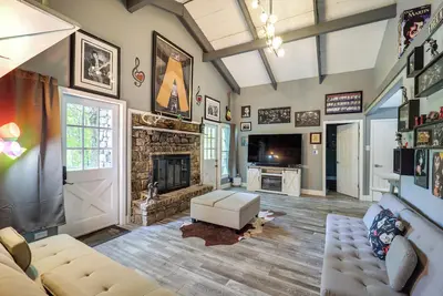 Image de Beech Mountain Home w/ Fire Pit < 1 Mi to Skiing!