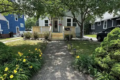 Image de Downtown Midland, walking distance to Dow Gardens, Tree Canopy and Main Street