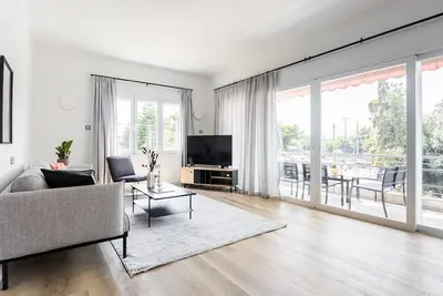 Image de Breezy 2br Apartment by Marina Flisvos