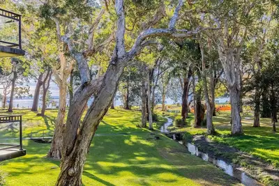 Image de Bay Parklands, 27/2 Gowrie Ave pool tennis court spa and views