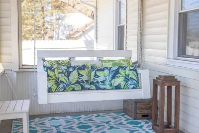 Image de Downtown Cottage, Big Fenced Yard, Fire pit