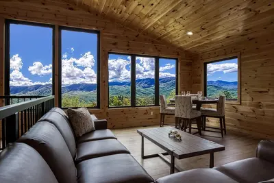 Image de Grand Vista View- Breathtaking Views, Free tickets each paid day, Hot Tub, Wifi!