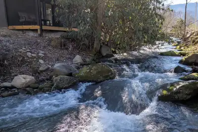 Image de Follies Cottage, Pickleball Court, Creek, Wifi, Mountain Views, Starting at $79\"