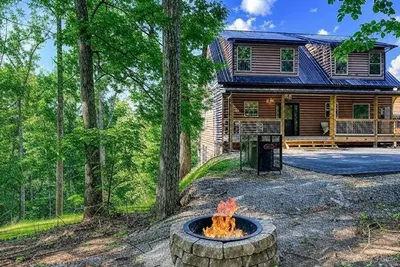 Image de Adventure Splash-private pool, games, firepit!