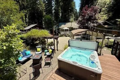 Image de Tranquil 5br | Hot Tub | Fireplace | Deck